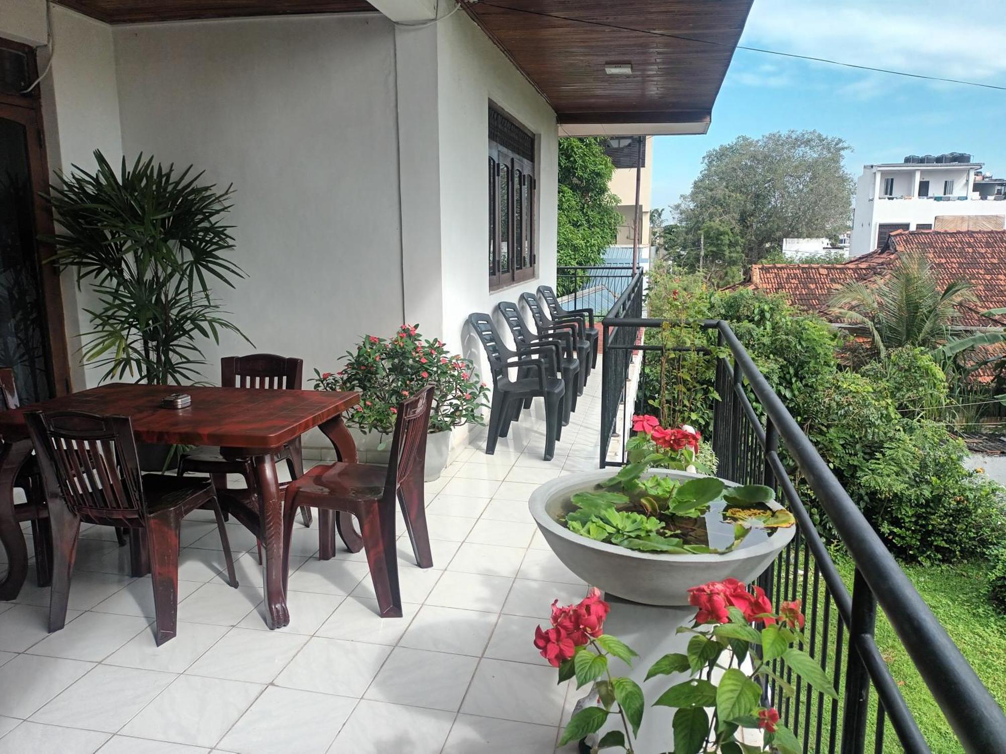 Lovely Flowers In Mount Lavinia 拉维尼亚山 外观 照片